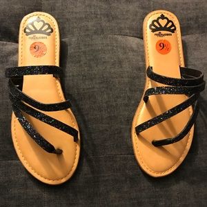 🆑⬇️New fergalicious sandals